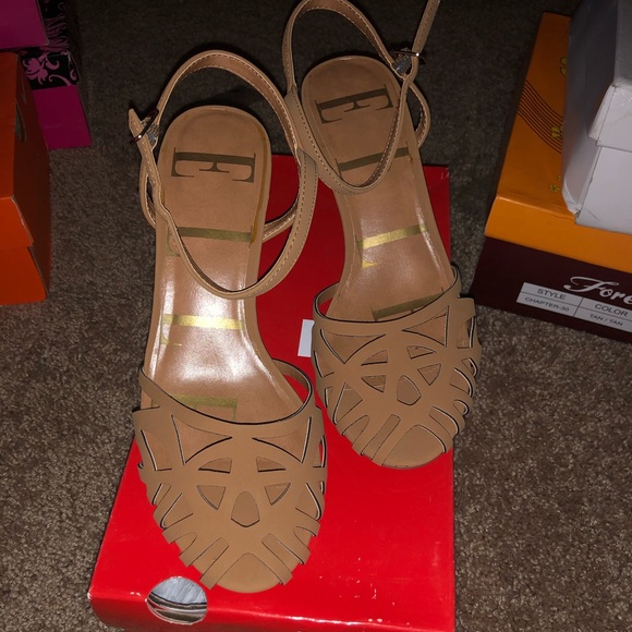 Nude heels size 7 - Picture 2 of 3
